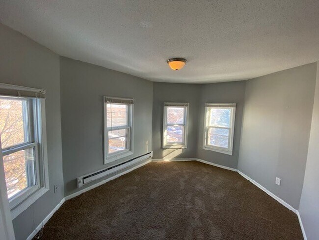 Building Photo - 783 6th St E