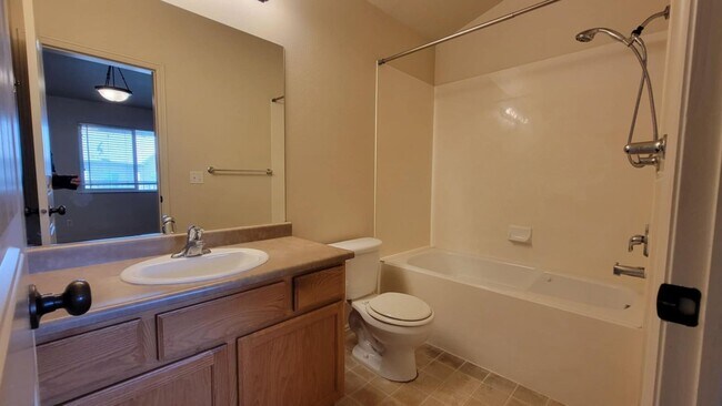 Building Photo - Gorgeous Eagle Mountain Condo!
