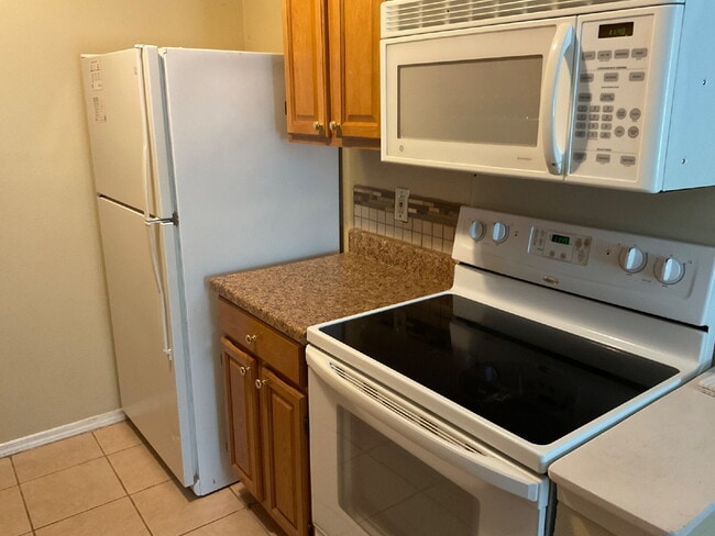 Building Photo - Three Bed/Two Bath with Personality and Charm