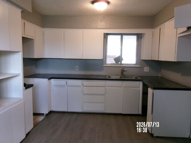 Building Photo - Spacious home with lots of personality located in Lawton Heights
