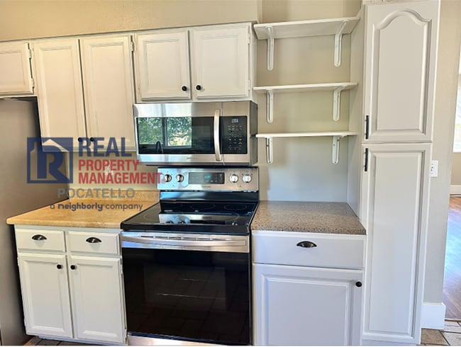 Building Photo - 4 Bedroom 2 Bath - 2 Car Garage House - Do...