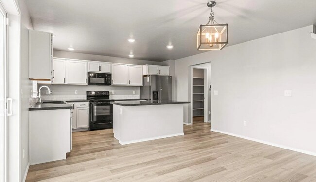 Building Photo - 4 Bed 2.5 bath with a 3 car garage