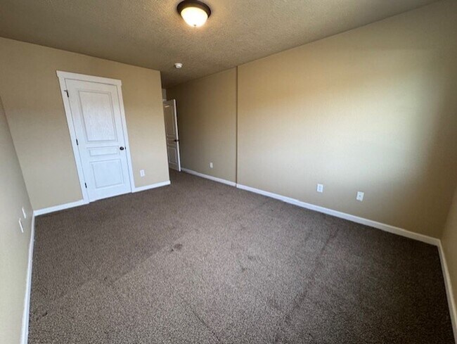 Building Photo - MOVE IN SPECIAL $500 OFF FIRST MONTHS RENT / Duplex SW Redmond