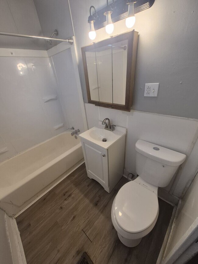 Building Photo - 231 Oak St