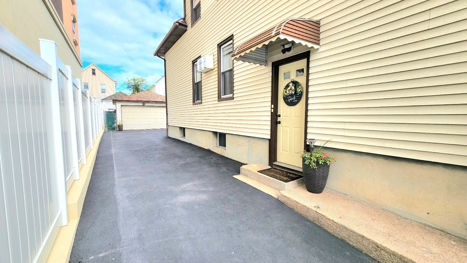 Private Entrance - 11 Banta Ave