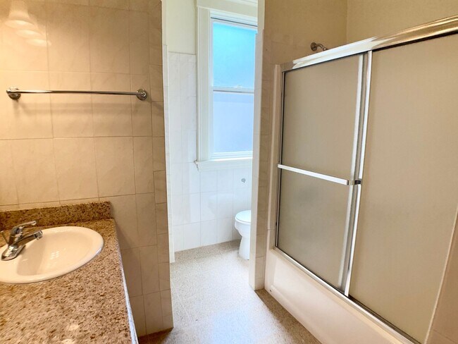 Building Photo - TOP FLOOR 4/2. In-Unit Laundry! Dishwasher...