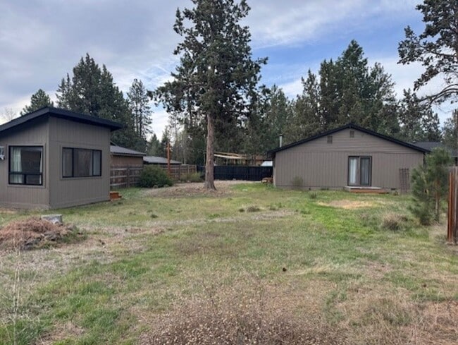 Building Photo - Updated home in a desirable SE neighborhood on a large lot