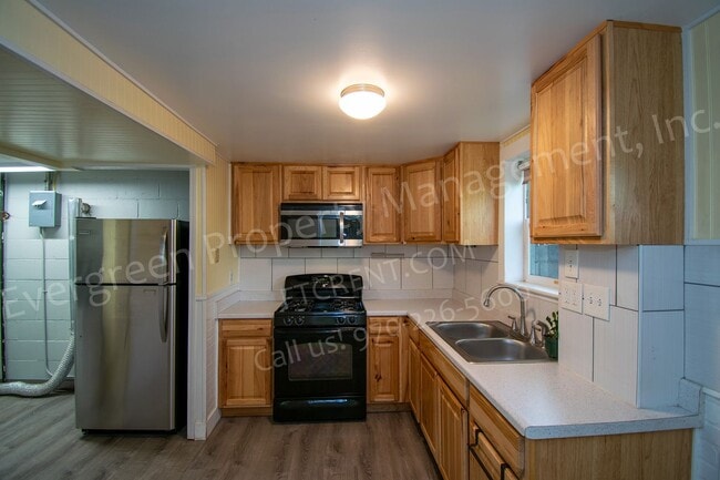 Building Photo - Updated Garden Level Apartment in Central ...