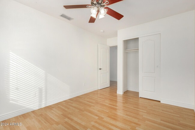 Building Photo - 8338 W Paradise Dr