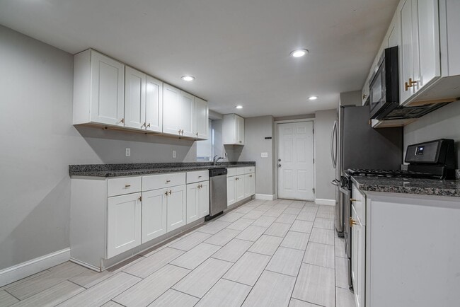 Building Photo - 295 Huxley Ave