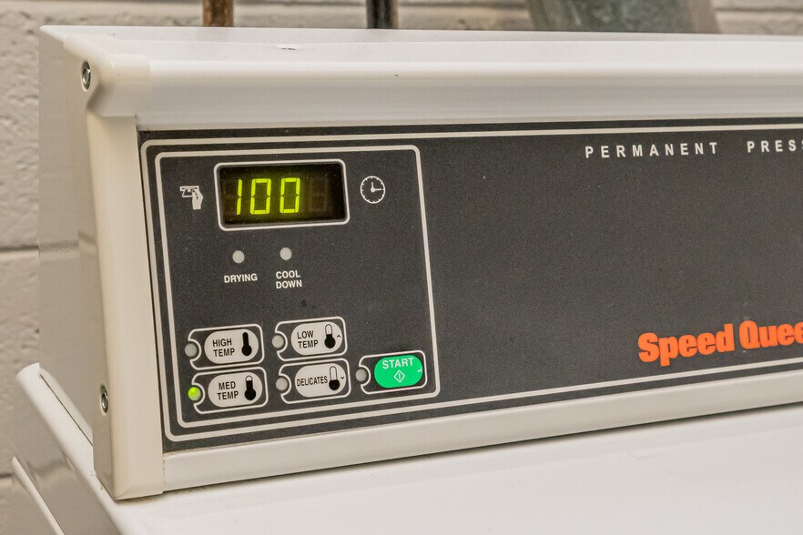 Building Photo - 4965 Americana Dr