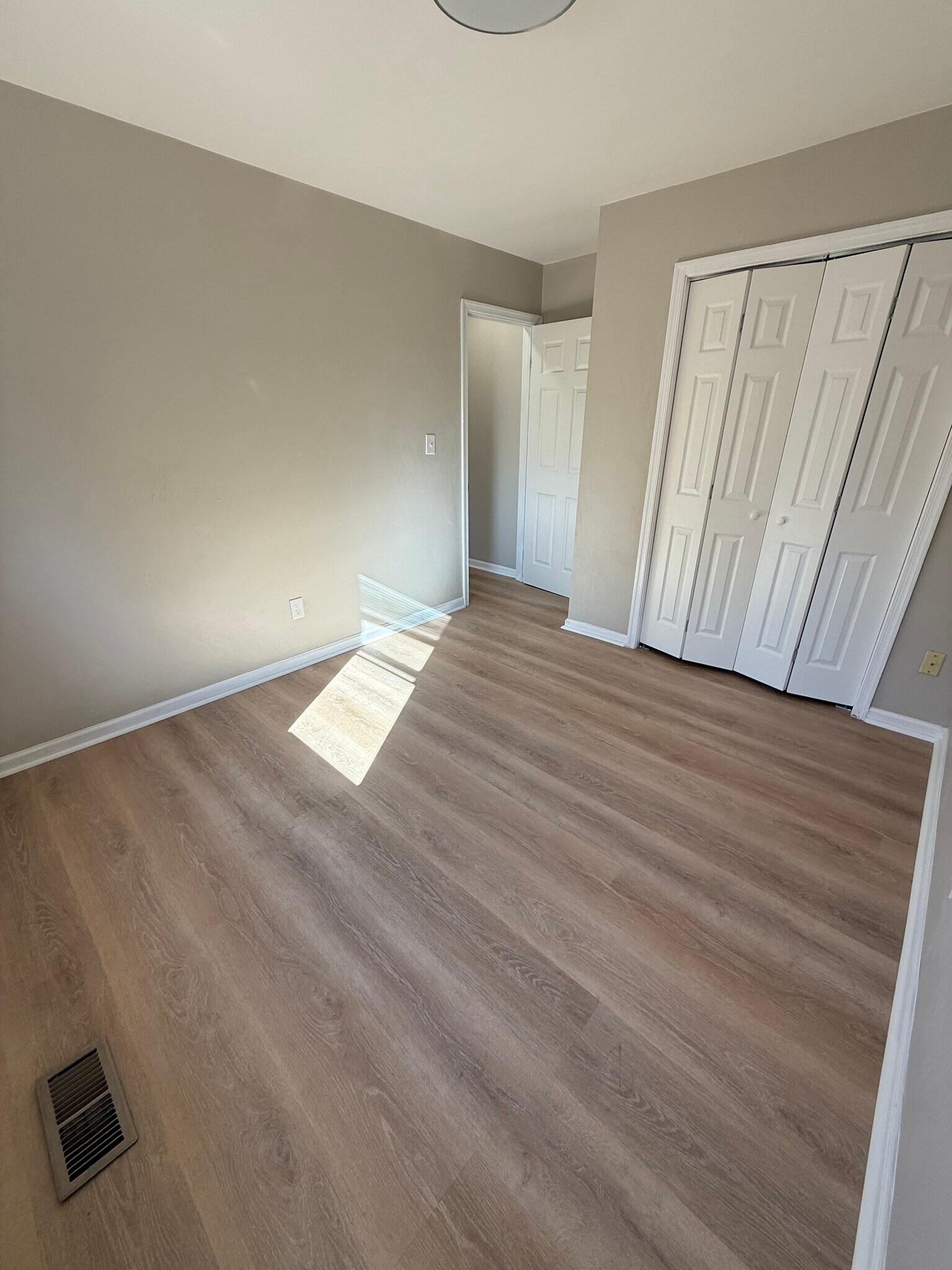 Building Photo - 3492 Woodburne Dr