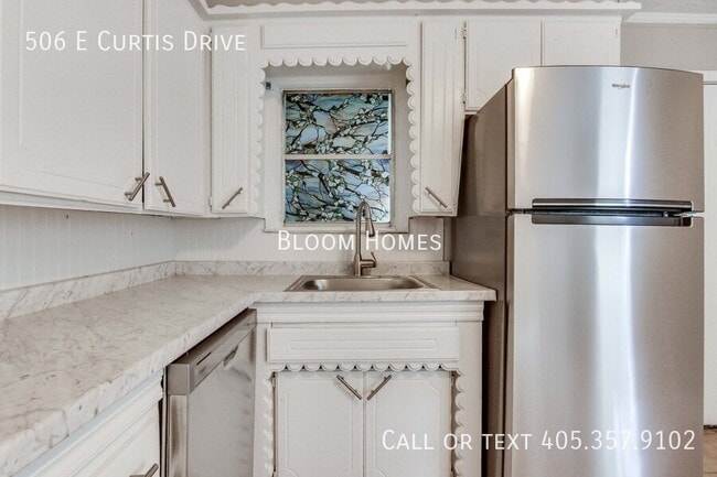 Building Photo - 506 E Curtis Dr