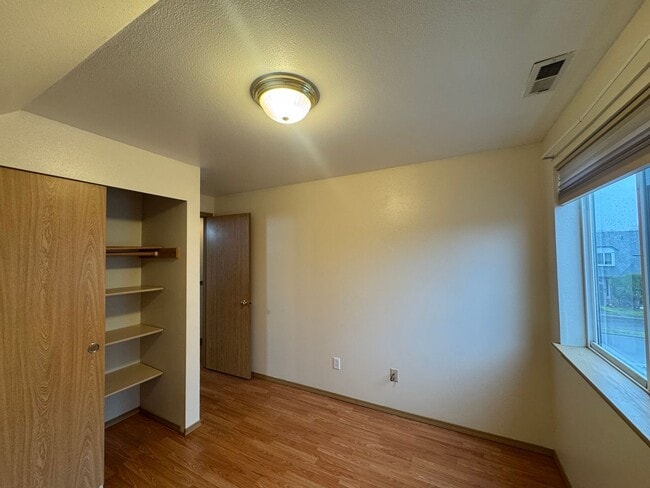 Building Photo - Charming Three Bedroom Near Pacific Ave!