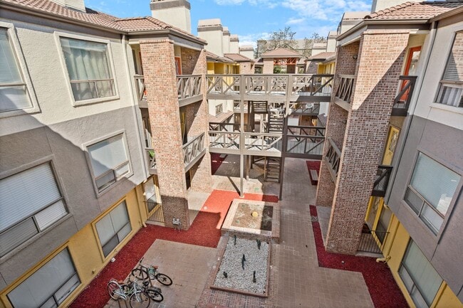 Building Photo - Croix #228