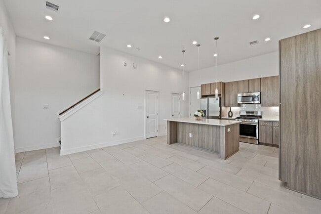 Building Photo - 594 Janisch Rd