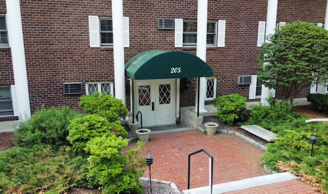 Building Photo - 205 Great Rd