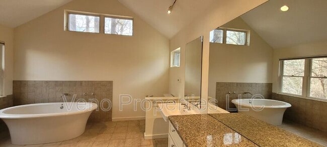 Building Photo - 16 Maple Ave