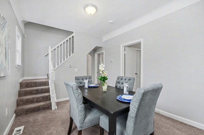 Building Photo - Bright, Clean 3 bed/1 bath- Move In Ready