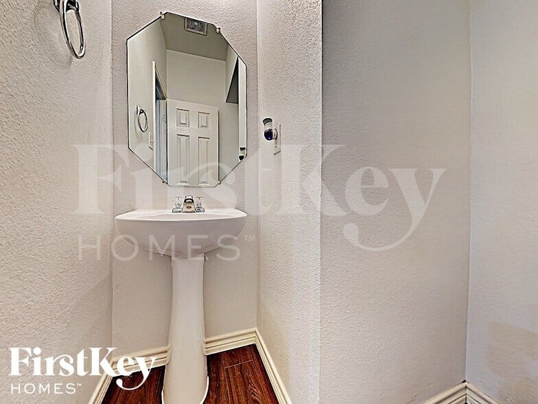 Building Photo - 9117 Waterman Dr