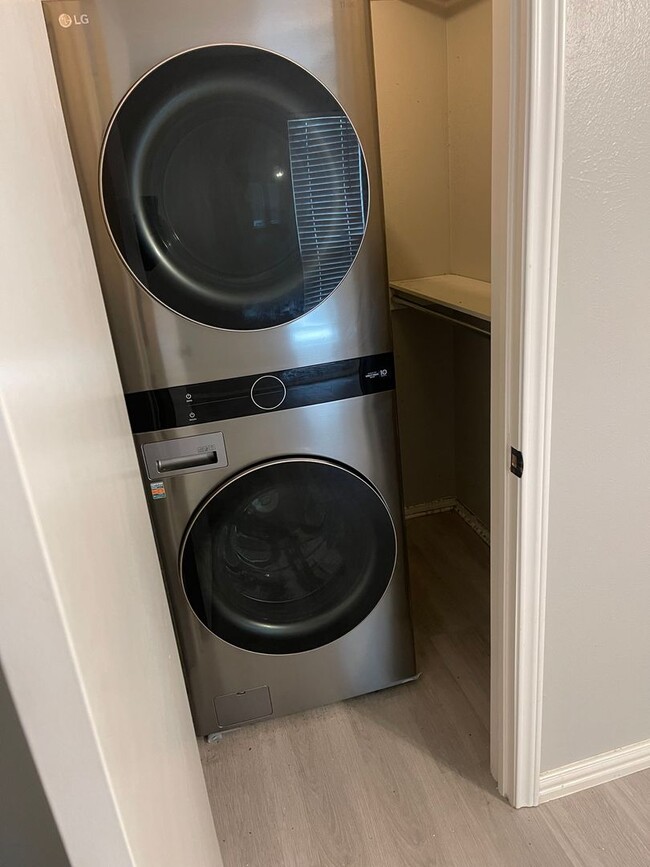 Building Photo - Newly Renovated One Bedroom Near SMU!