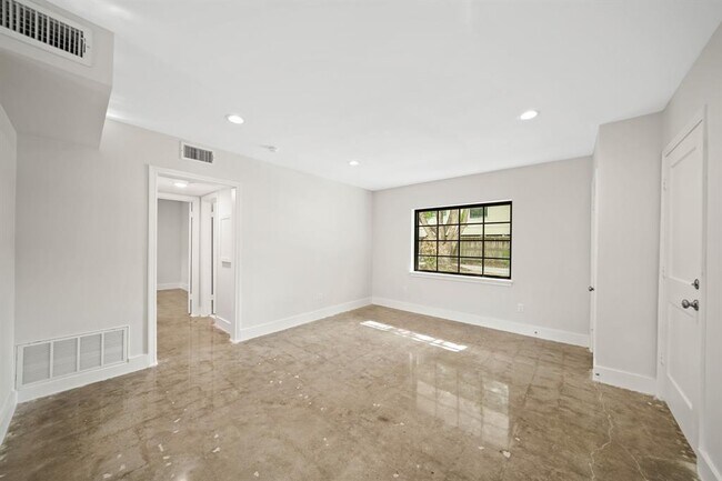 Building Photo - 520 Lovett Blvd