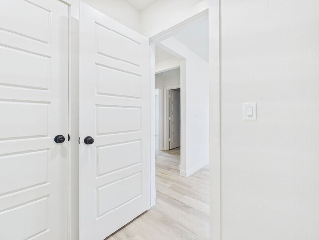Building Photo - Great 2 Bedroom in West Plains District