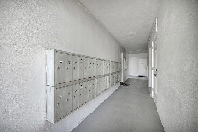 Building Photo - 400 SE 10th St