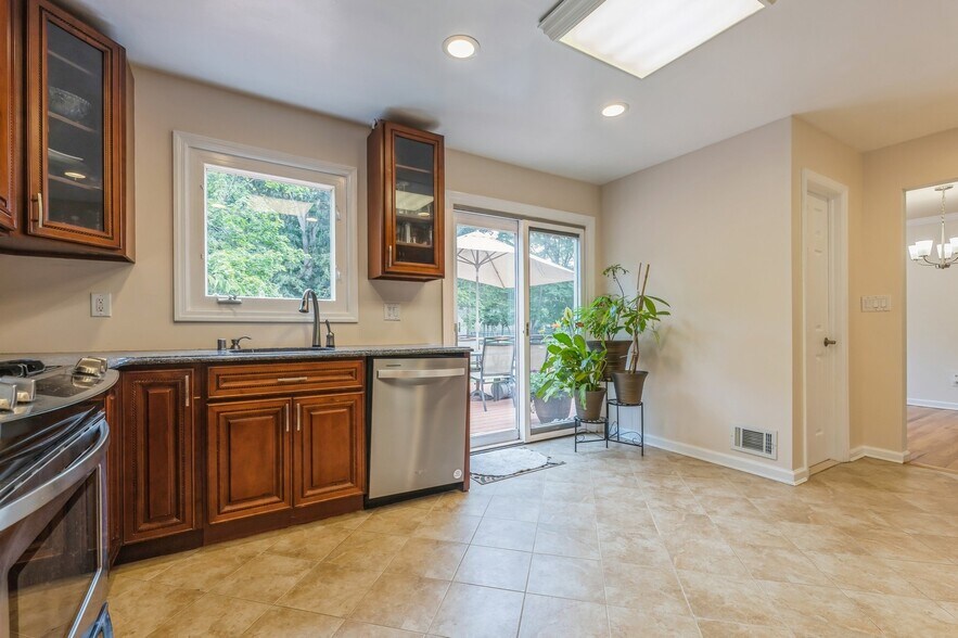 Building Photo - 558 Baylor Ave