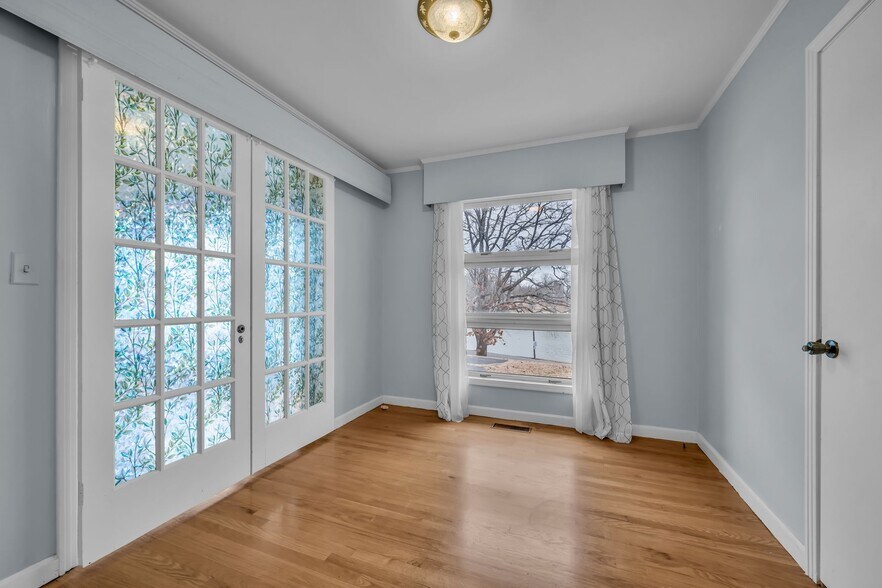 Building Photo - 205 W Lake Dr