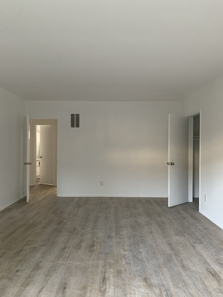 Building Photo - 13847 Burbank Blvd