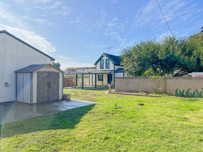 Building Photo - Los Alamitos 4 Bed 2 Bath House - 2 Car Gar - Wood Flooring - Huge Yard - Cute!!!