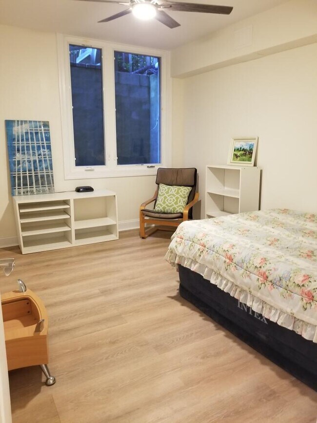 Master bedroom with lg walk-in closet - 1632 5th St NW