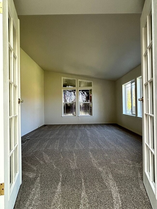 Building Photo - Large Single Family Home in Country with Office