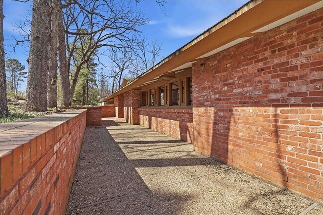 Building Photo - 951 Pembroke Rd