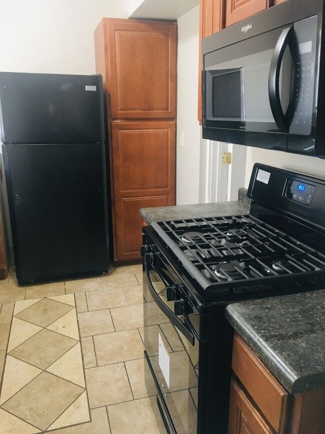 Building Photo - Large Glen Park Home