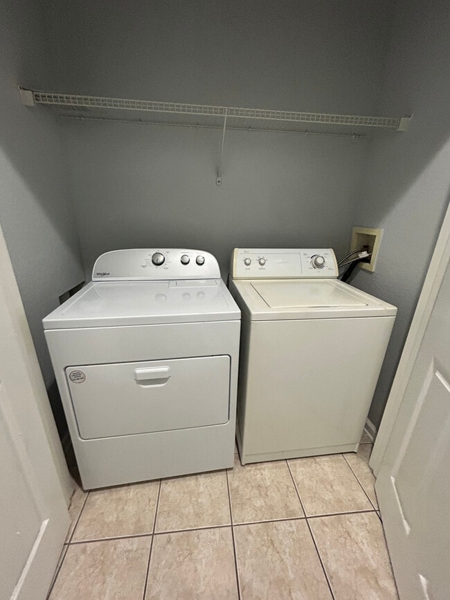 Building Photo - Spacious 2/2 Condo in Gated Orlando Commun...