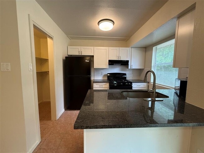 Building Photo - 1109 Village Green Dr