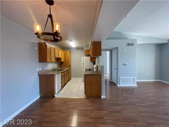 Building Photo - 2 bedroom Condo