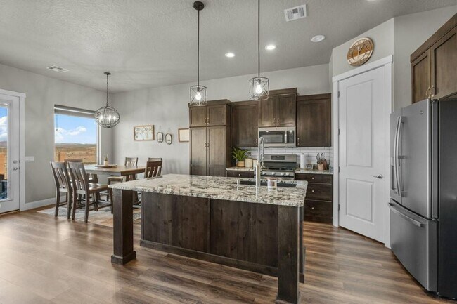 Building Photo - 4 Bedroom Home in Desert Canyon