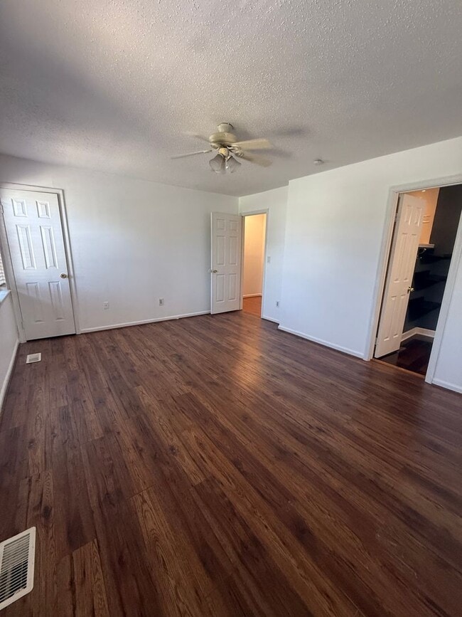 Building Photo - Beautiful 3-Bedroom, 2.5-Bathroom Townhous...
