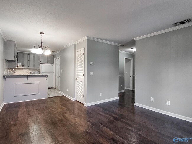 Building Photo - 2020 Woodlawn Dr SW