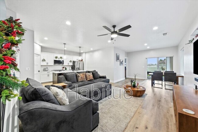 Building Photo - 917 E Bissett St