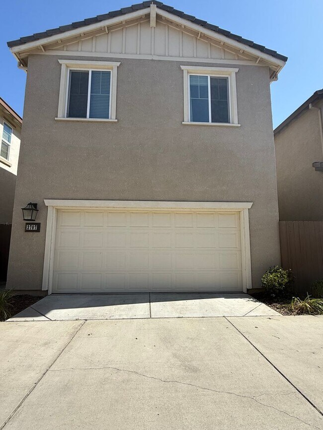Building Photo - Spacious 3 bed 2.5 bath available in North...