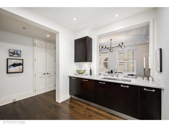 Building Photo - 159 E Walton Pl