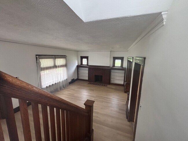 Building Photo - Spacious Single Family Home with Central Air