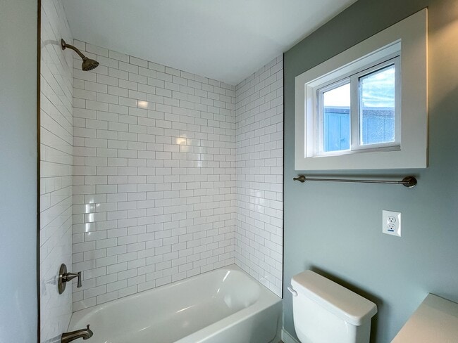 Building Photo - Beautiful Newer-Construction Cottage in So...
