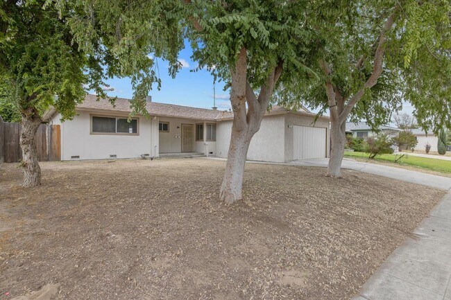 Building Photo - UPDATED CLOVIS HOME