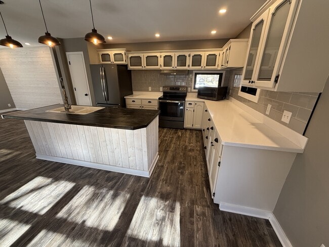 Building Photo - 2004 1st Ave S