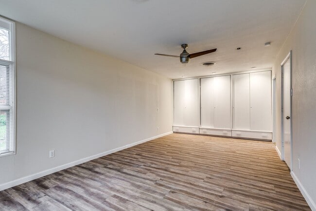 Building Photo - 511 E Hathaway Dr